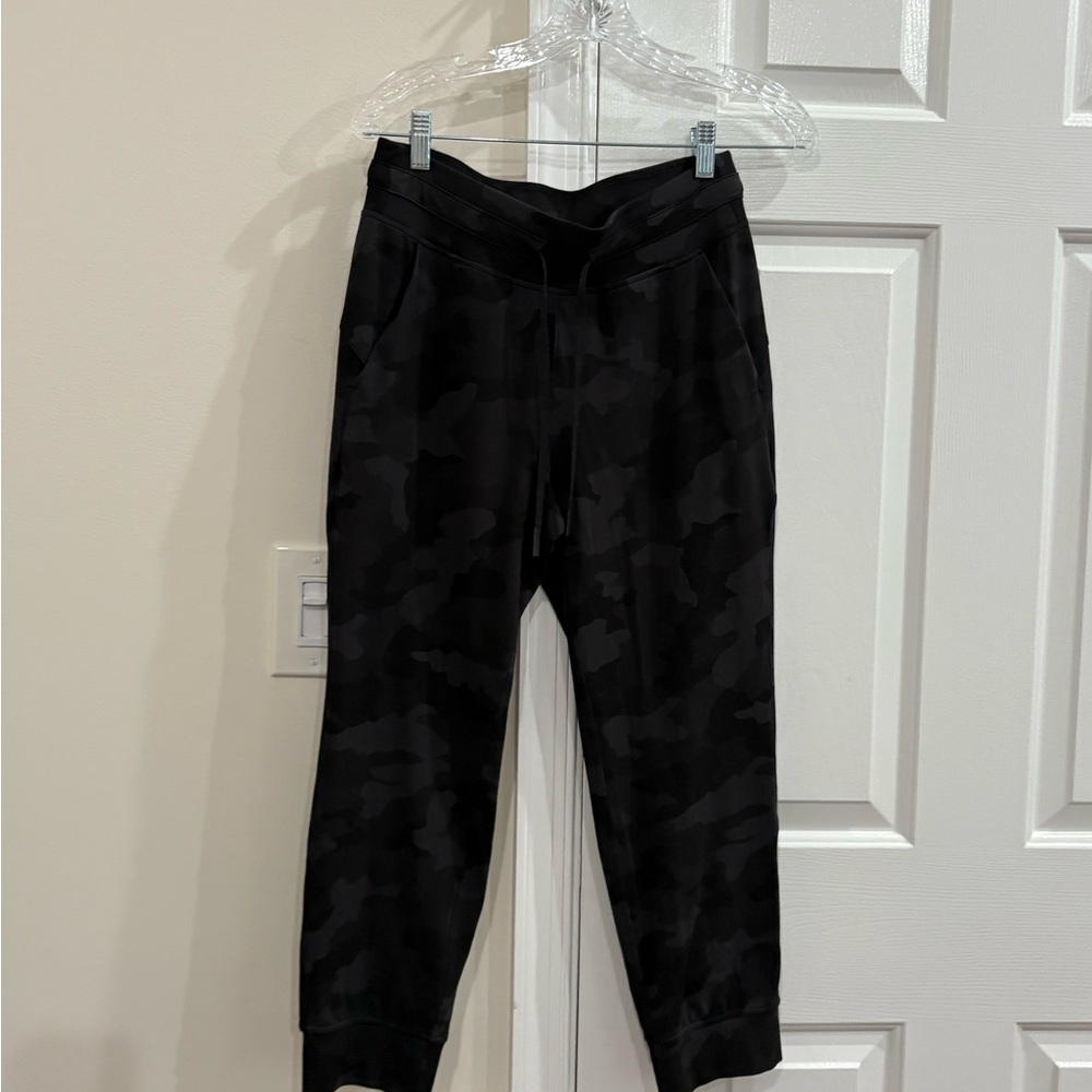 Lululemon camouflage lightweight crop joggers